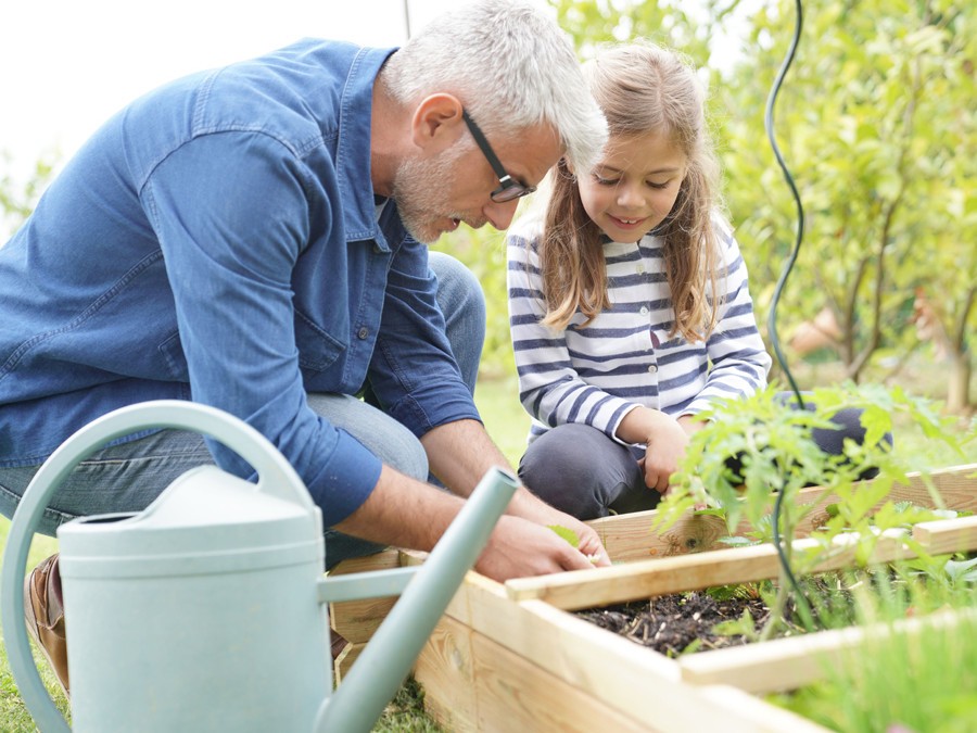 Famille dans potager