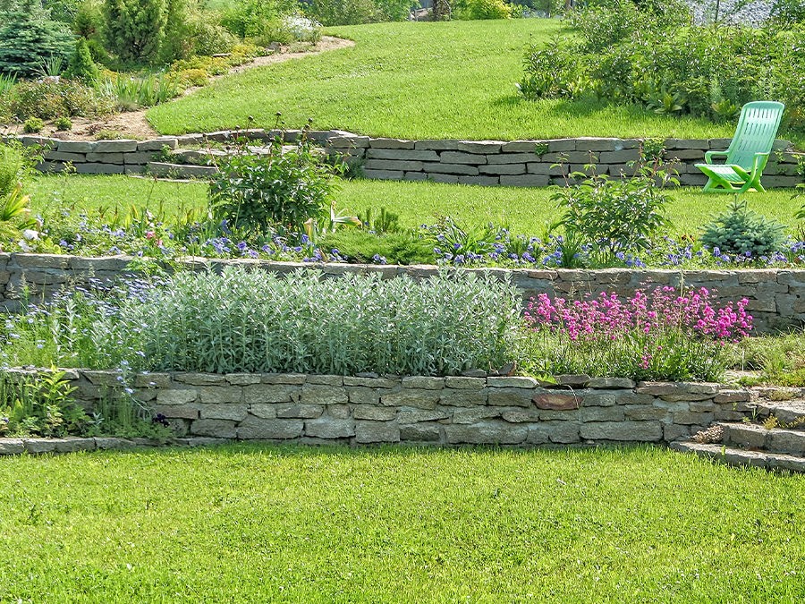 AMÉNAGER UN JARDIN EN PENTE : L'AVANTAGE DES TERRASSES 