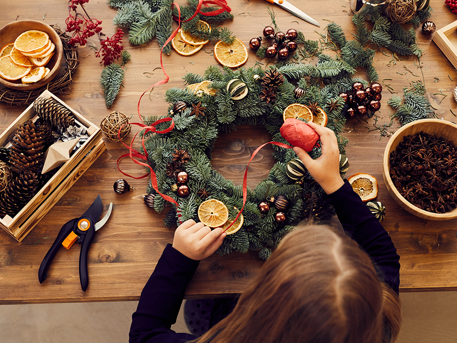 Glaner dans la nature ou les jardins pour faire des décos de Noël
