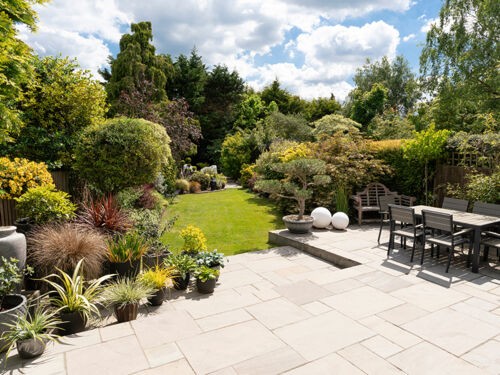 Comment agrandir visuellement un petit jardin ? 12 astuces efficaces pour faire paraitre votre extérieur plus grand
