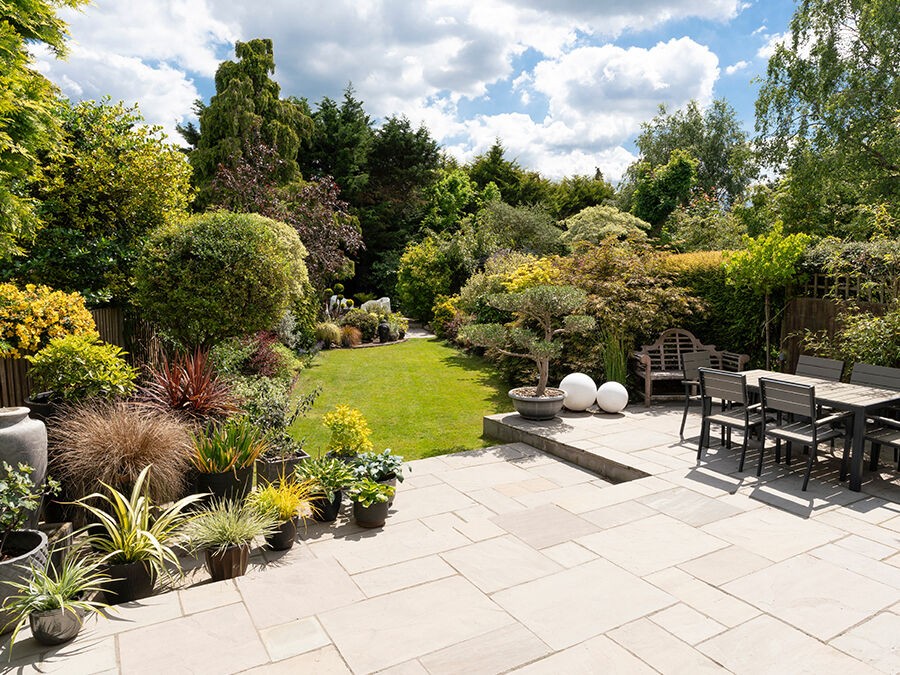 Comment agrandir visuellement un petit jardin ? 12 astuces efficaces pour faire paraitre votre extérieur plus grand